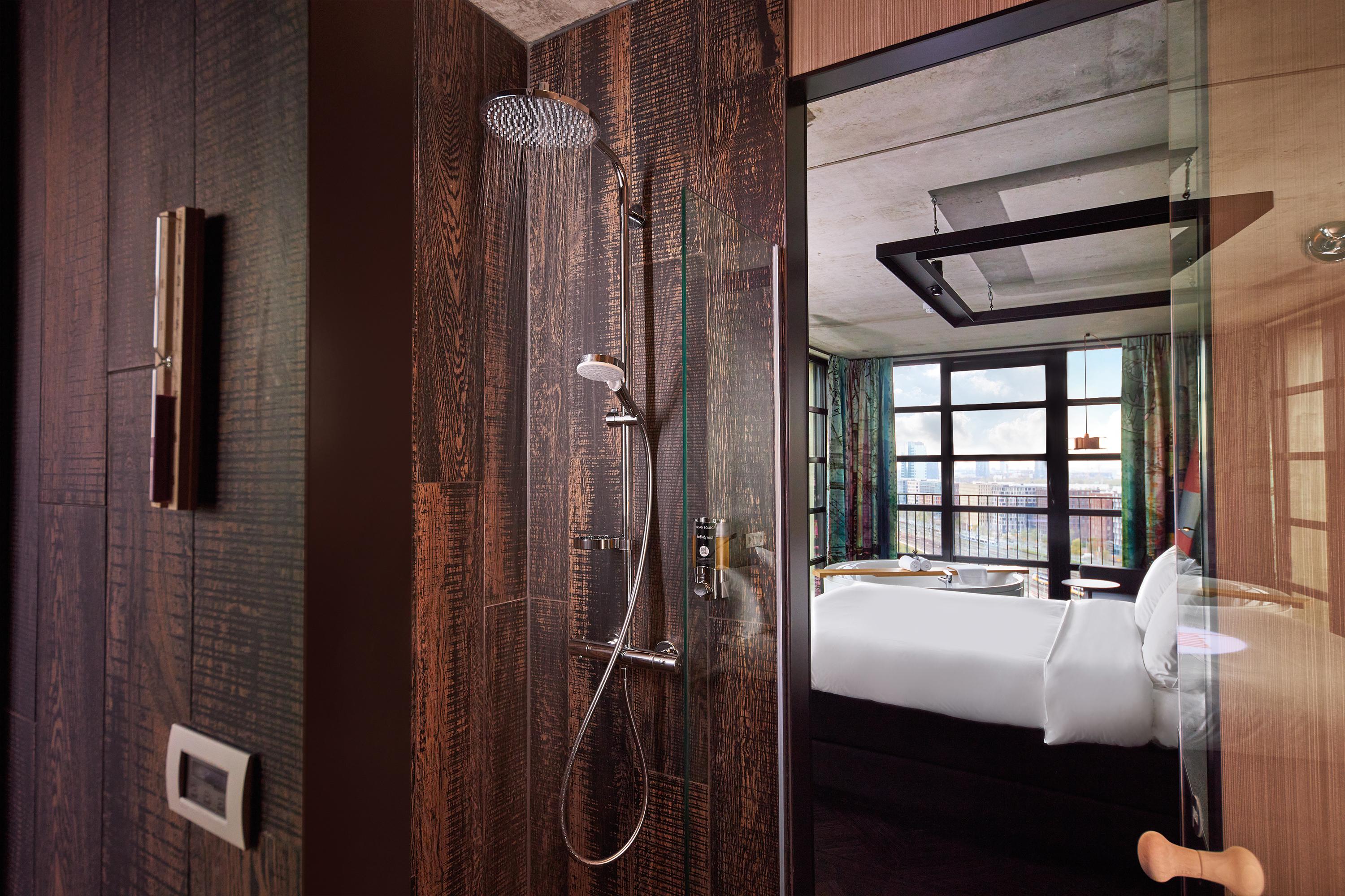 Inntel Hotels Amsterdam Landmark Eksteriør billede Shower in a room at the hotel